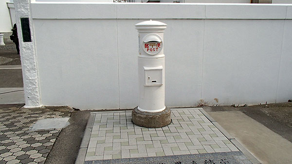 犬吠崎灯台前の白いポスト